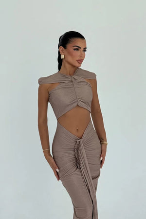 Robe CLÉOPÂTRE longue  drapée à découpes – Glamour & Élégante