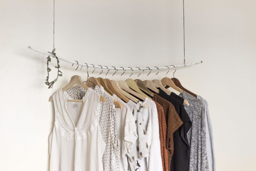 Garde-robe capsule : comment la constituer sereinement ?