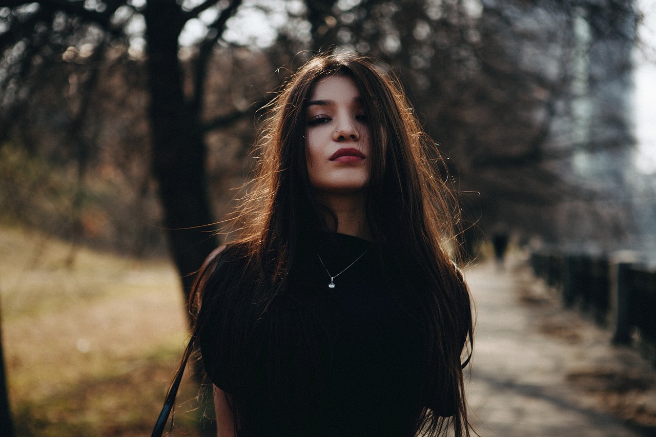 Comment porter le total look noir sans faute de goût ?